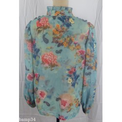 CHEMISIER MOTIF FLEURI ,BOUTONNE DEVANT. MANCHES LONGUES.