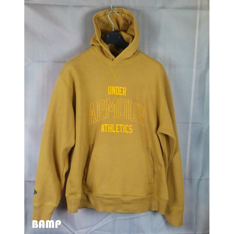 POLO AVEC CAPUCHE MOUTARDE BRODE DEVANT.