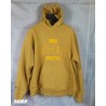 POLO AVEC CAPUCHE MOUTARDE BRODE DEVANT.